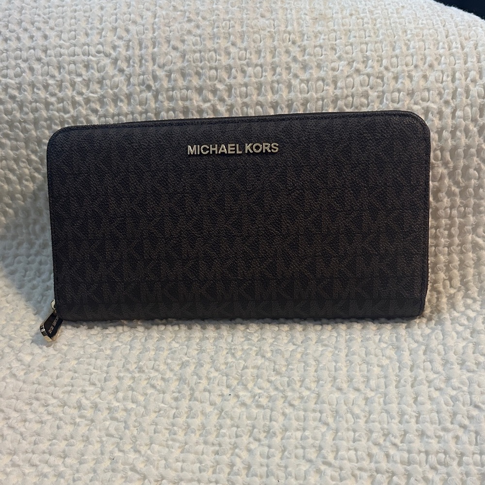 Michael Kors Jet Set Travel Large Continental Wallet.